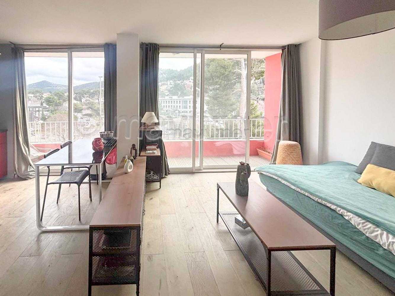 Grand studio meublé avec balcon et vue dégagée - résidence Valmante - 13009 Marseille n°3