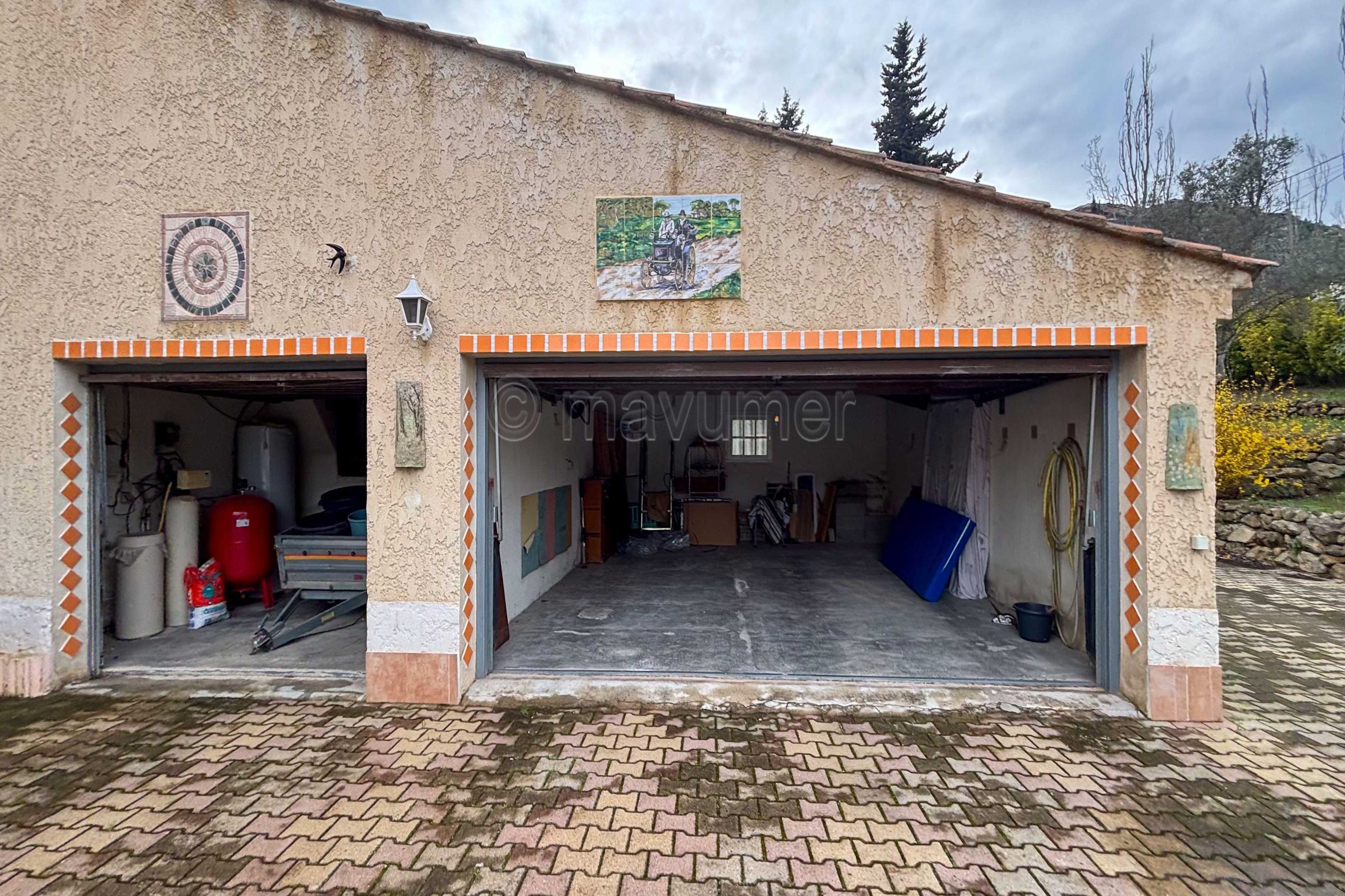 Maison individuelle de plain pied - piscine -garages - 4000m2 de terrain - Istres n°1