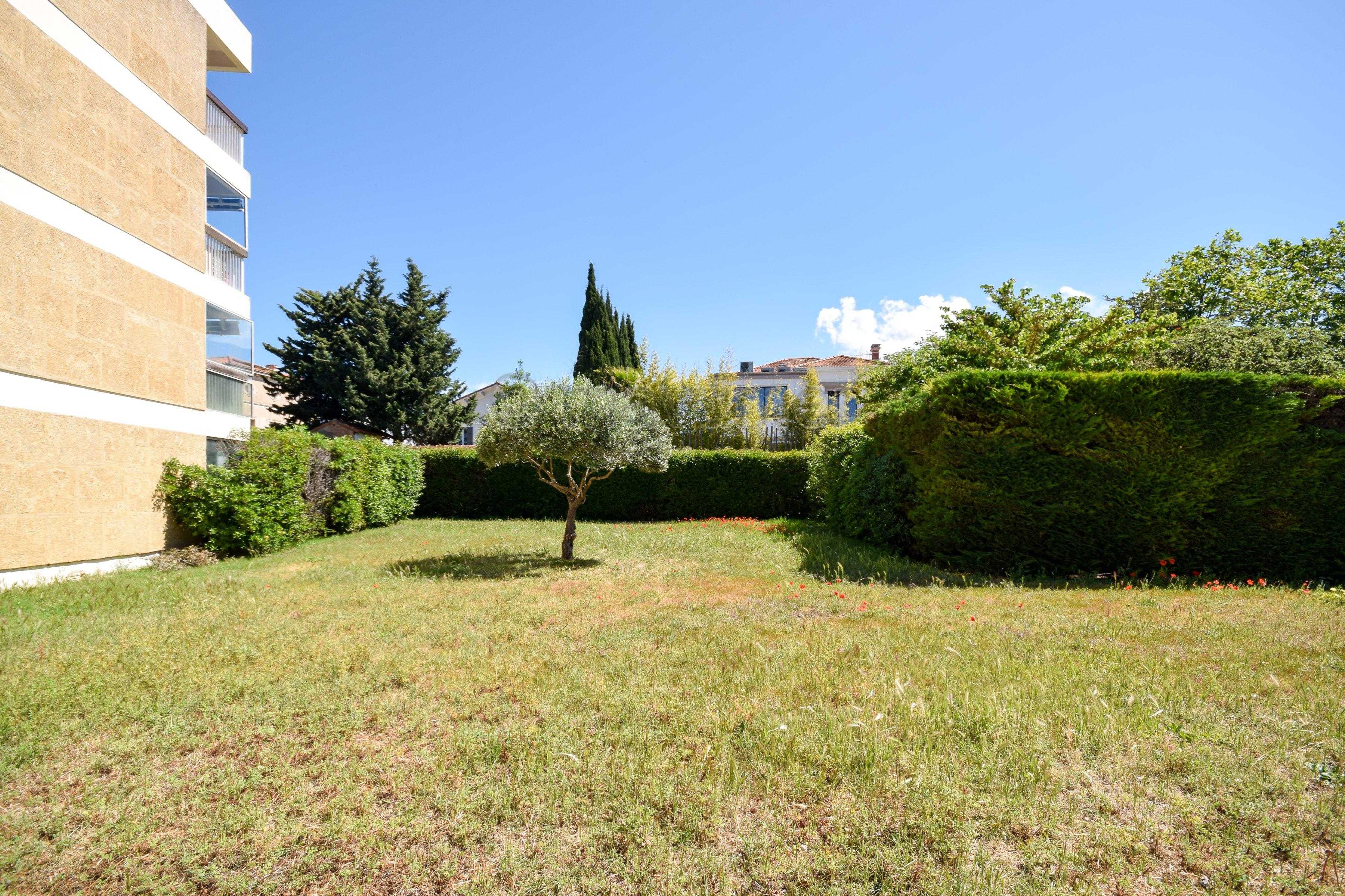 Appartement T3 avec terrasse et box Mazargues/ St Anne 13009 Marseille n°3