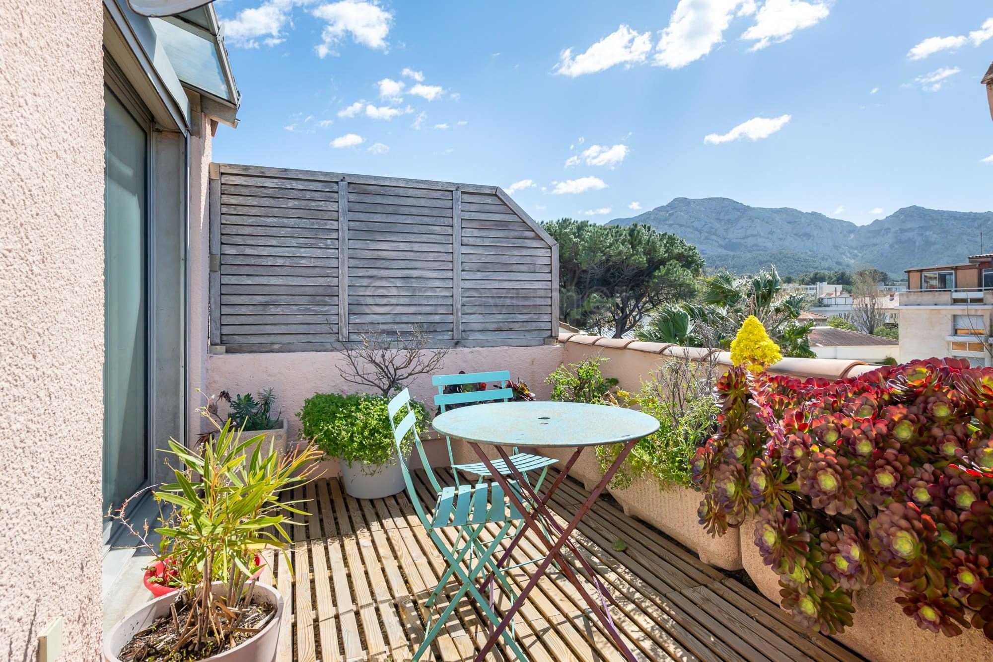 Duplex en dernier étage avec terrasse vue mer et parking Pointe Rouge 13008 Marseille n°4