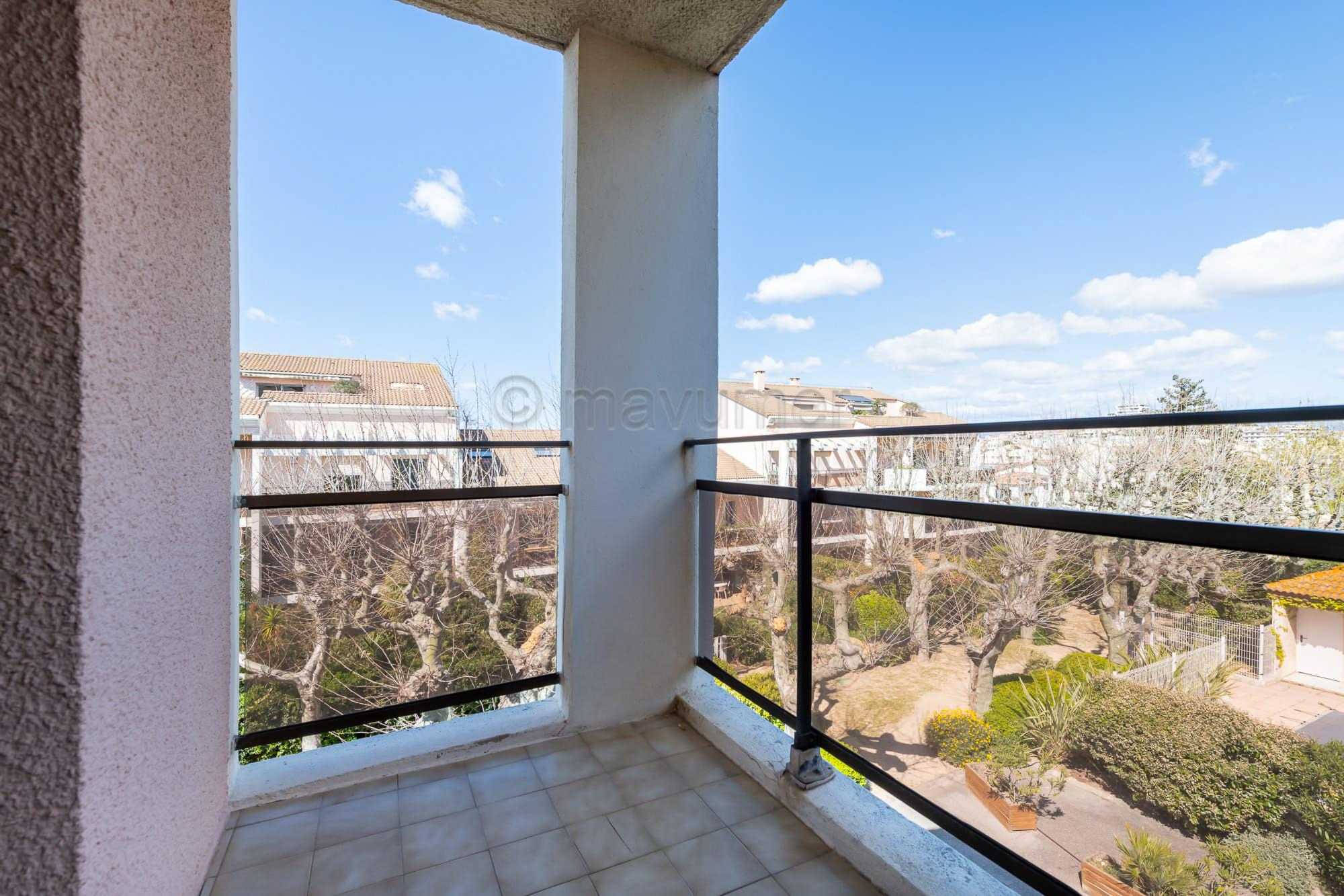 Duplex en dernier étage avec terrasse vue mer et parking Pointe Rouge 13008 Marseille n°5