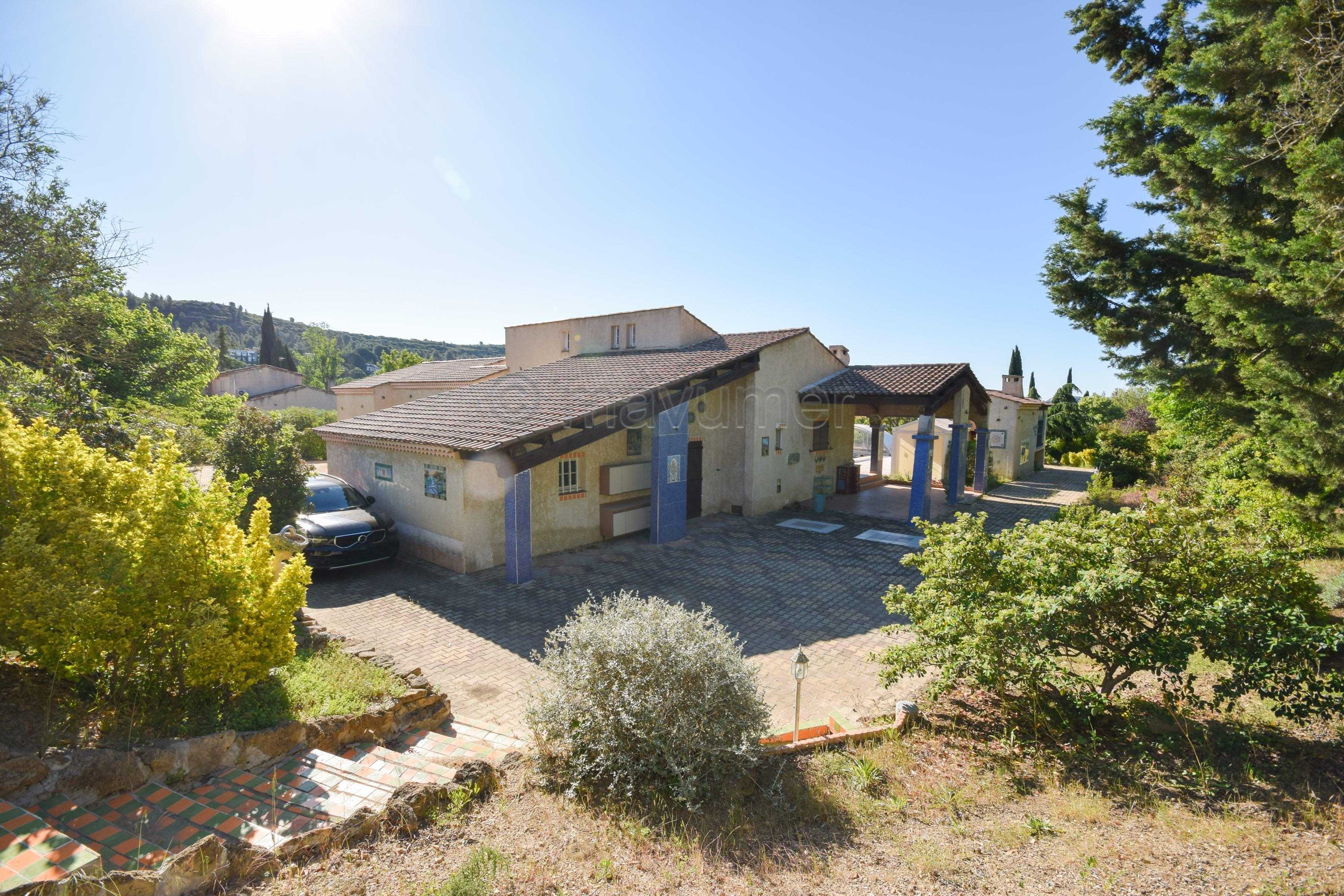 Maison T4 individuelle de plain pied - piscine -garages - 4000m2 de terrain - Istres n°1
