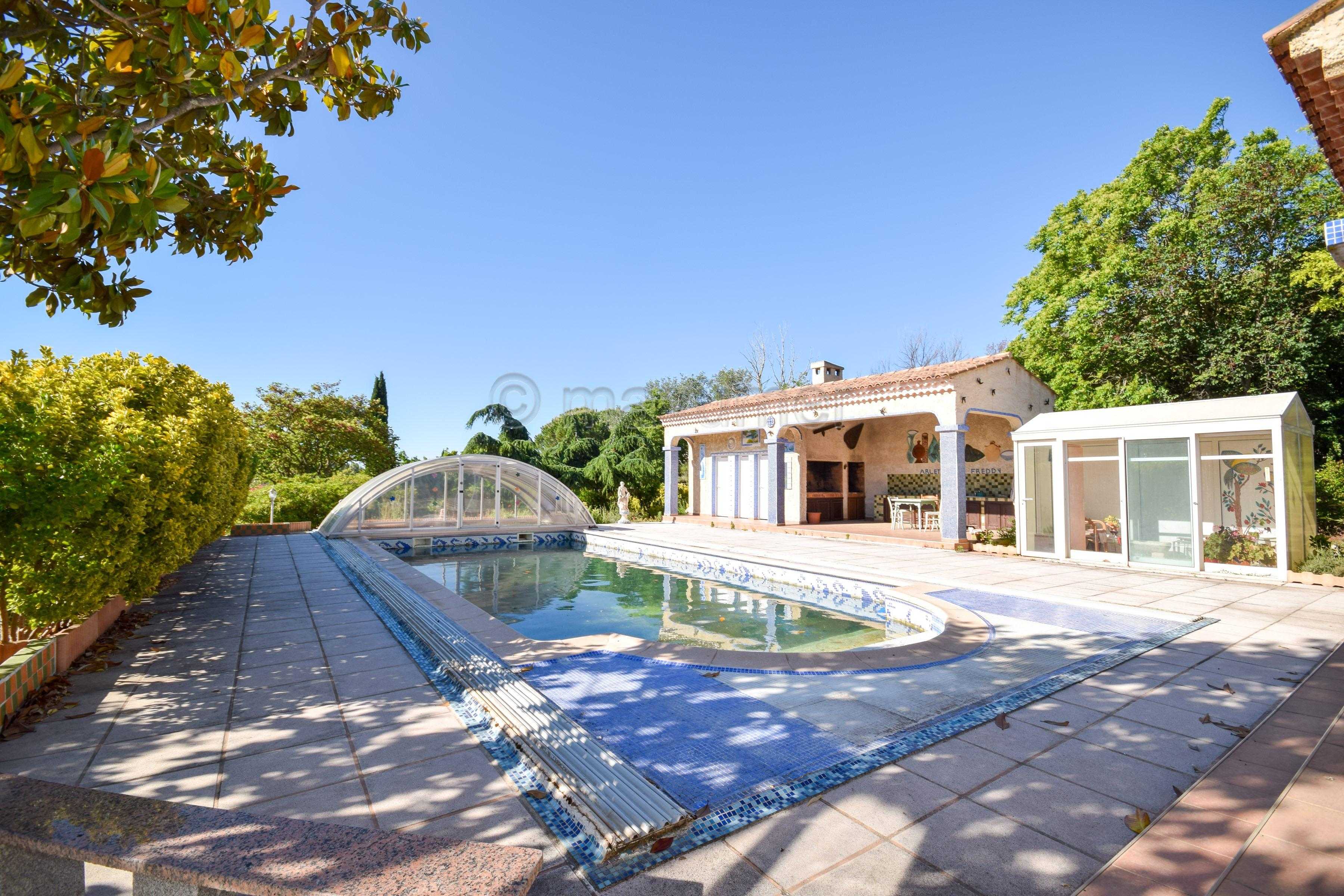 Maison T4 individuelle de plain pied - piscine -garages - 4000m2 de terrain - Istres n°1