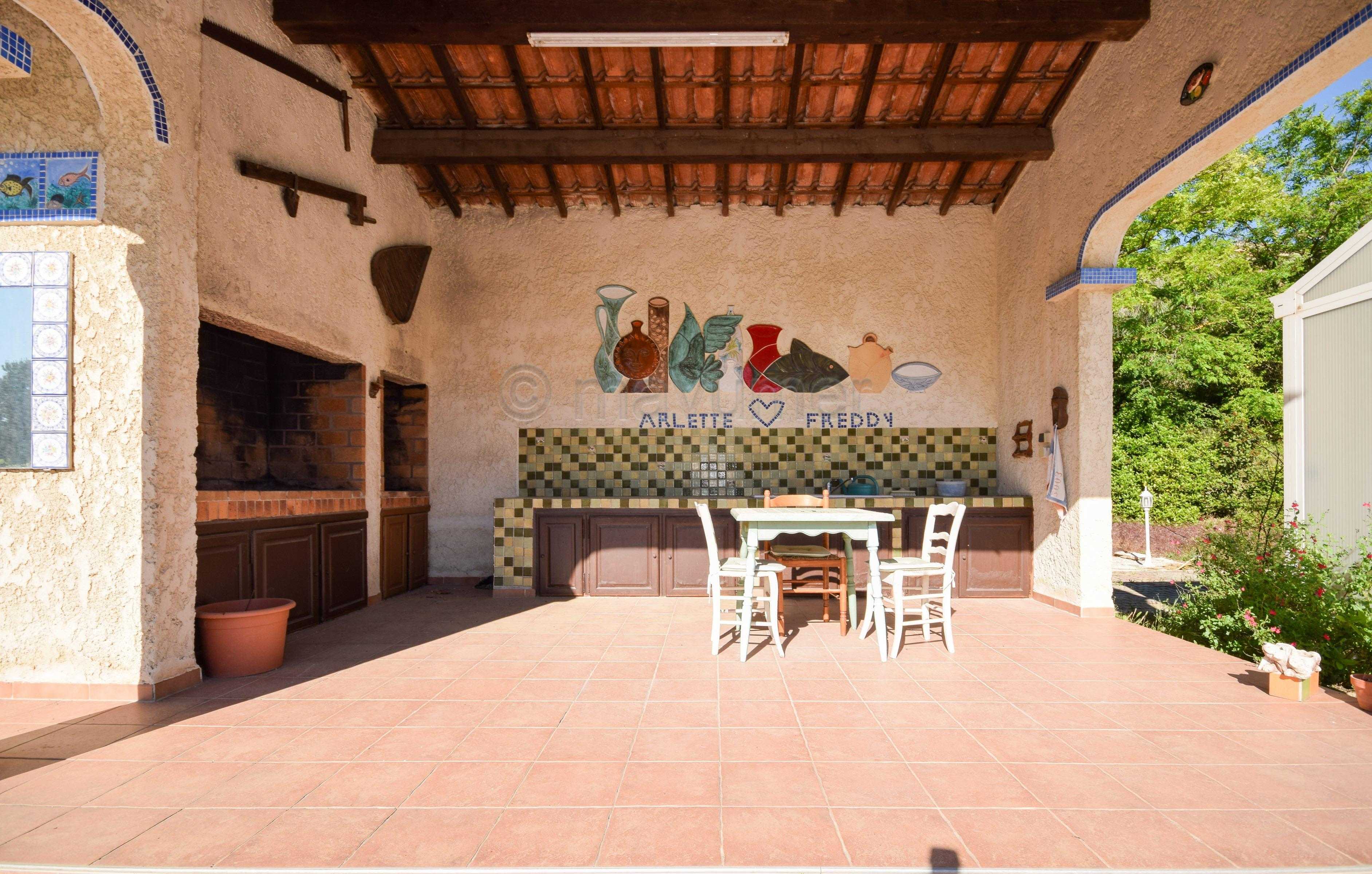 Maison T4 individuelle de plain pied - piscine -garages - 4000m2 de terrain - Istres n°2