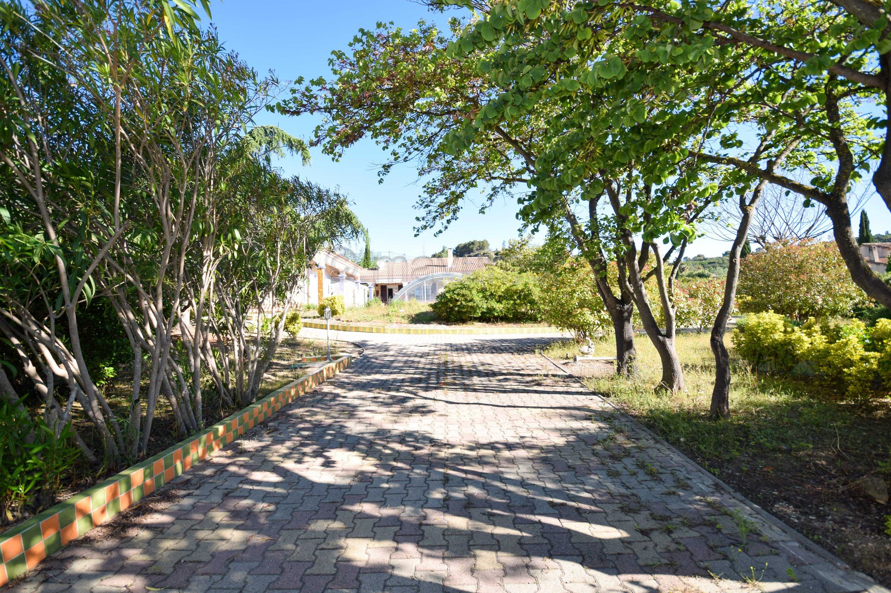 Maison T4 individuelle de plain pied - piscine -garages - 4000m2 de terrain - Istres n°4