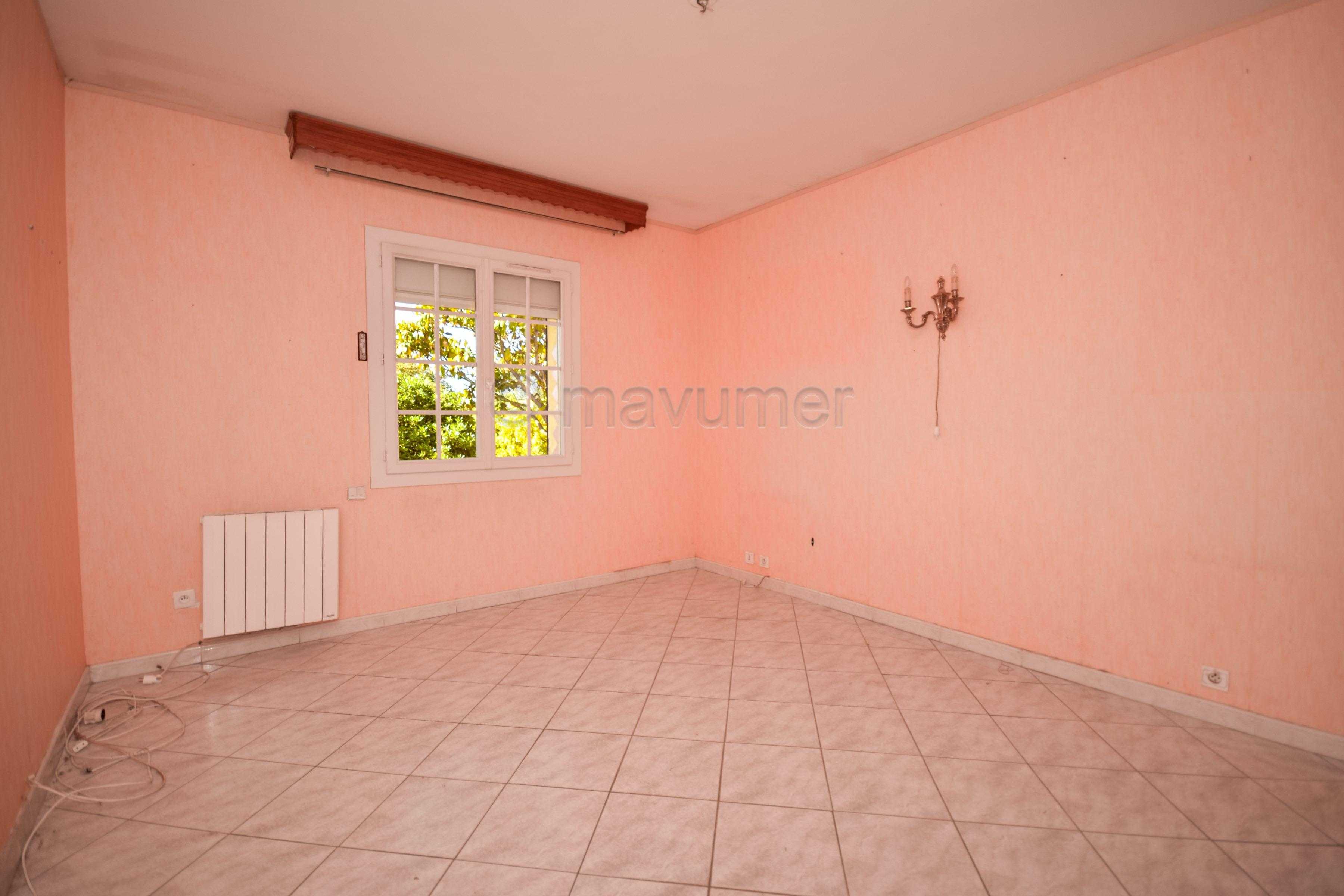 Maison T4 individuelle de plain pied - piscine -garages - 4000m2 de terrain - Istres n°4