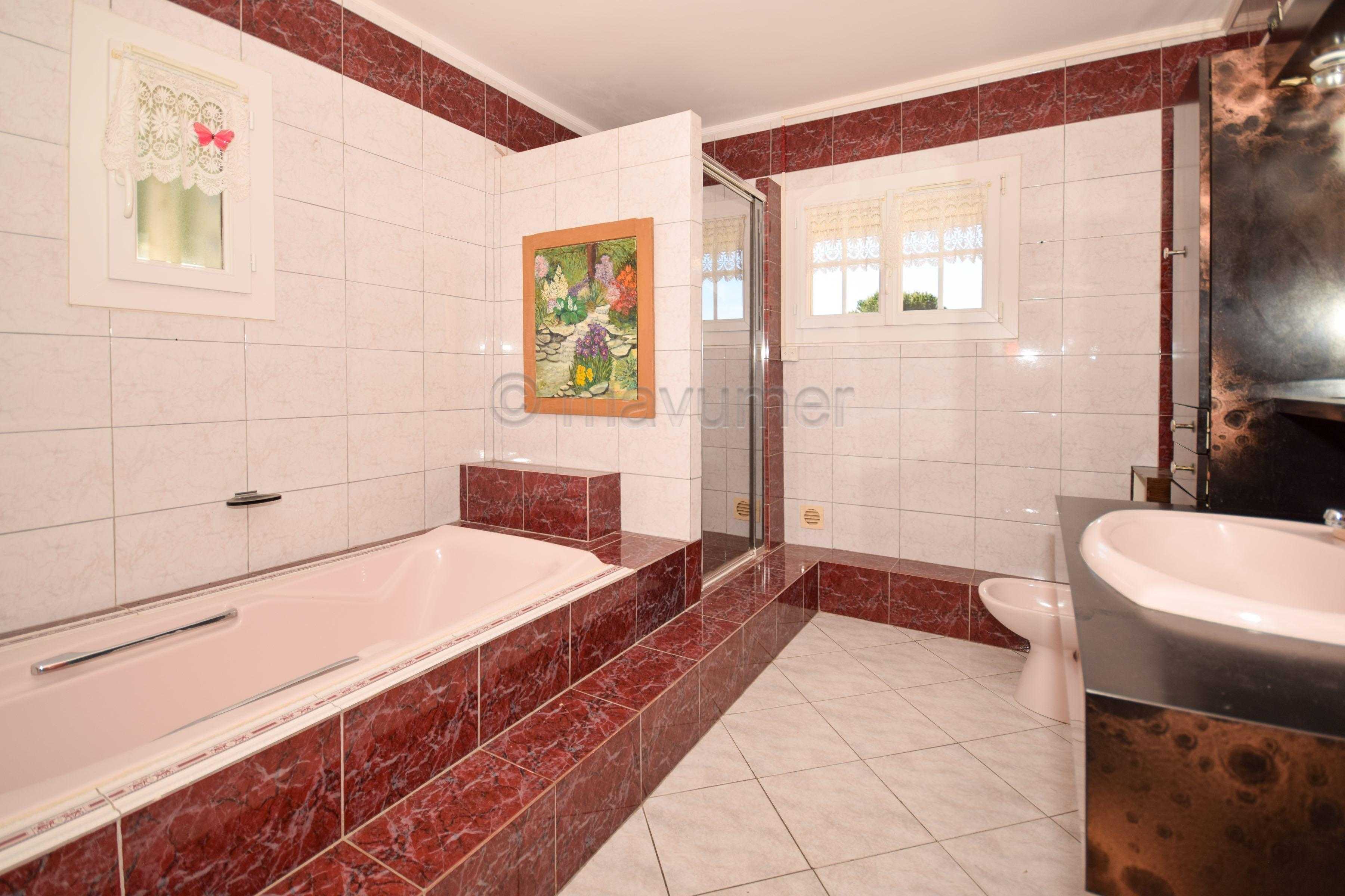 Maison T4 individuelle de plain pied - piscine -garages - 4000m2 de terrain - Istres n°7