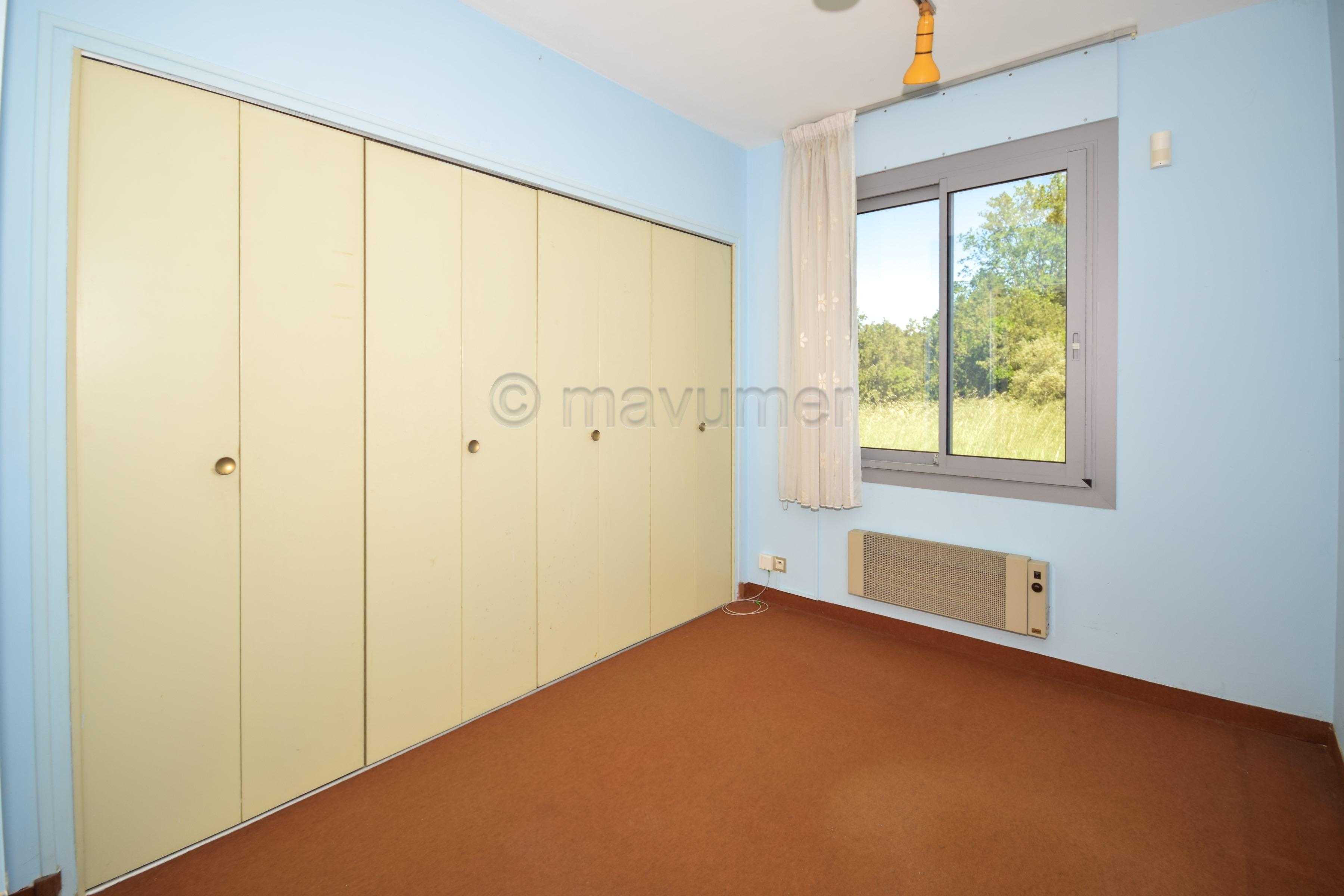 Maison T5 de 170m2  - 2 garages - 3000m2 de terrain - 83400 Cavaillon n°2
