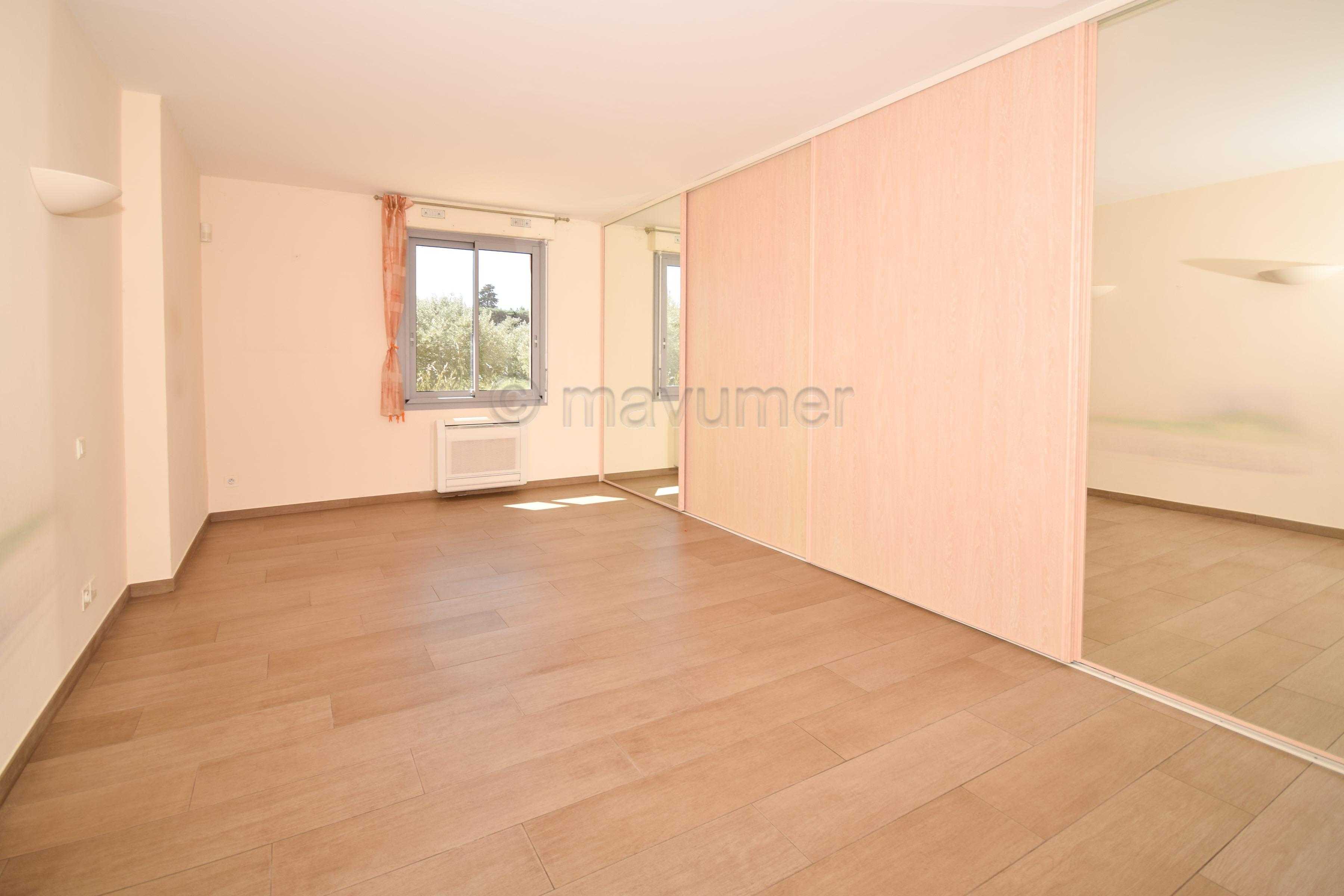 Maison T5 de 170m2  - 2 garages - 3000m2 de terrain - 83400 Cavaillon n°1