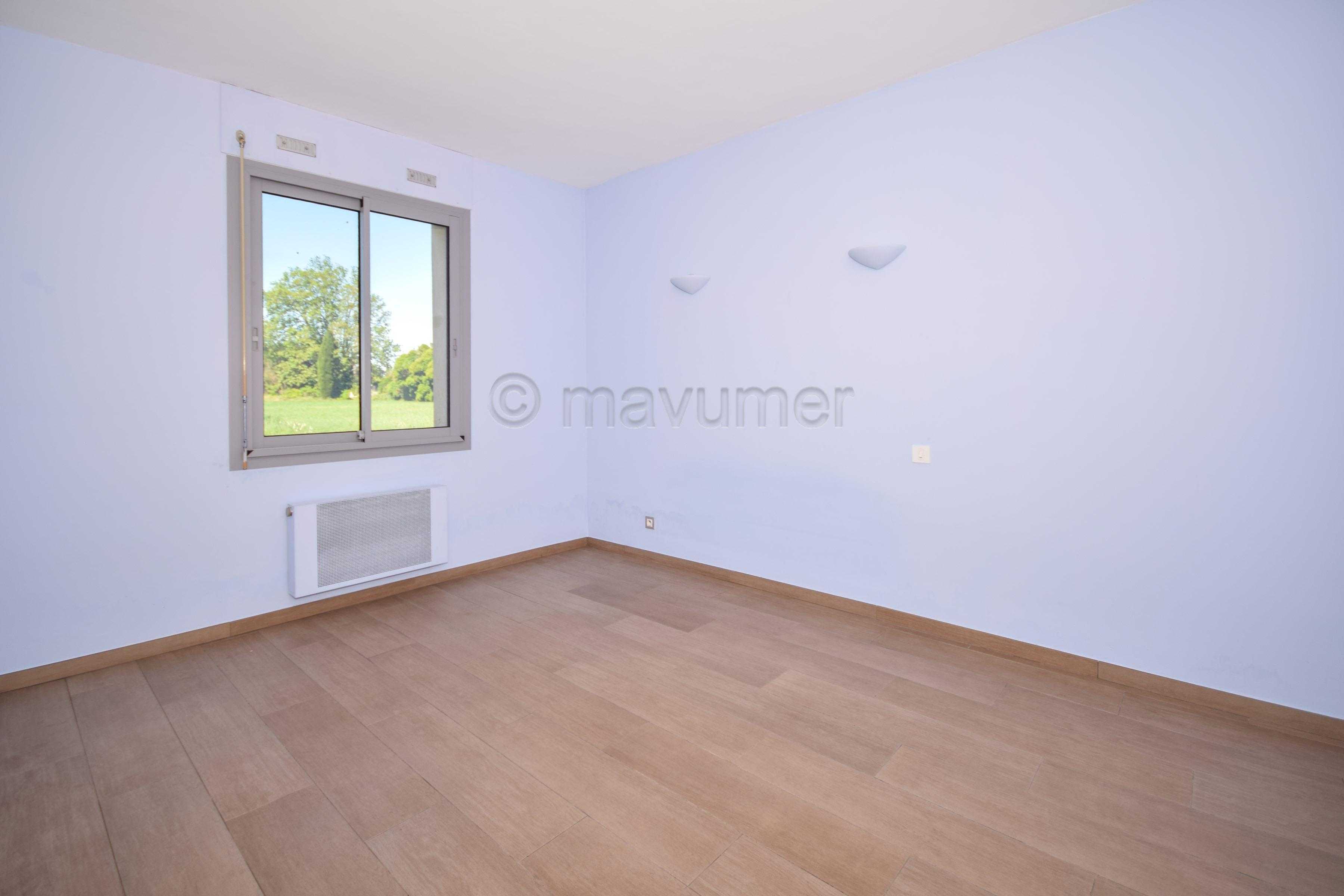 Maison T5 de 170m2  - 2 garages - 3000m2 de terrain - 83400 Cavaillon n°2