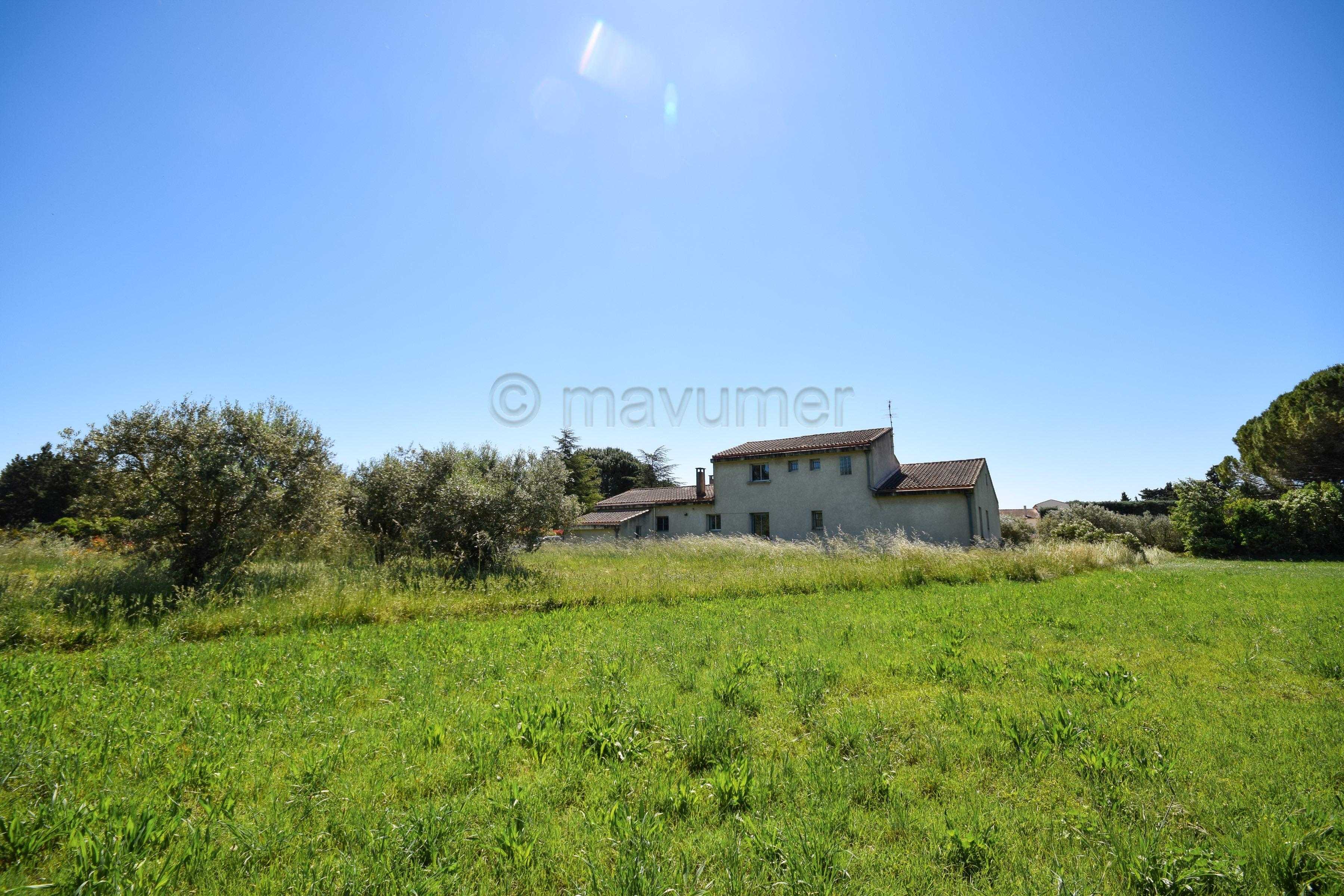 Maison T5 de 170m2  - 2 garages - 3000m2 de terrain - 83400 Cavaillon n°2