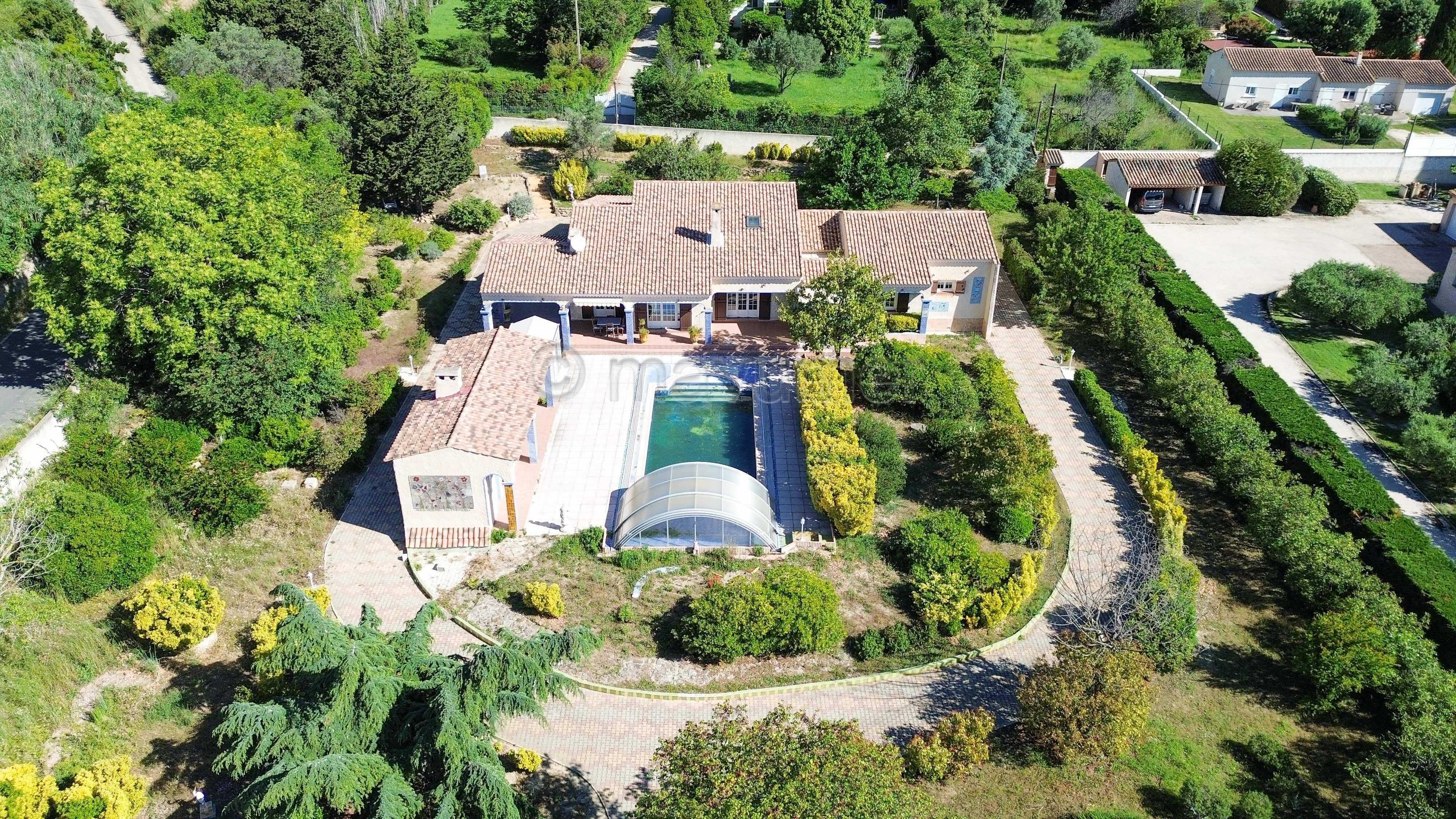 Maison T4 individuelle de plain pied - piscine -garages - 4000m2 de terrain - Istres n°4
