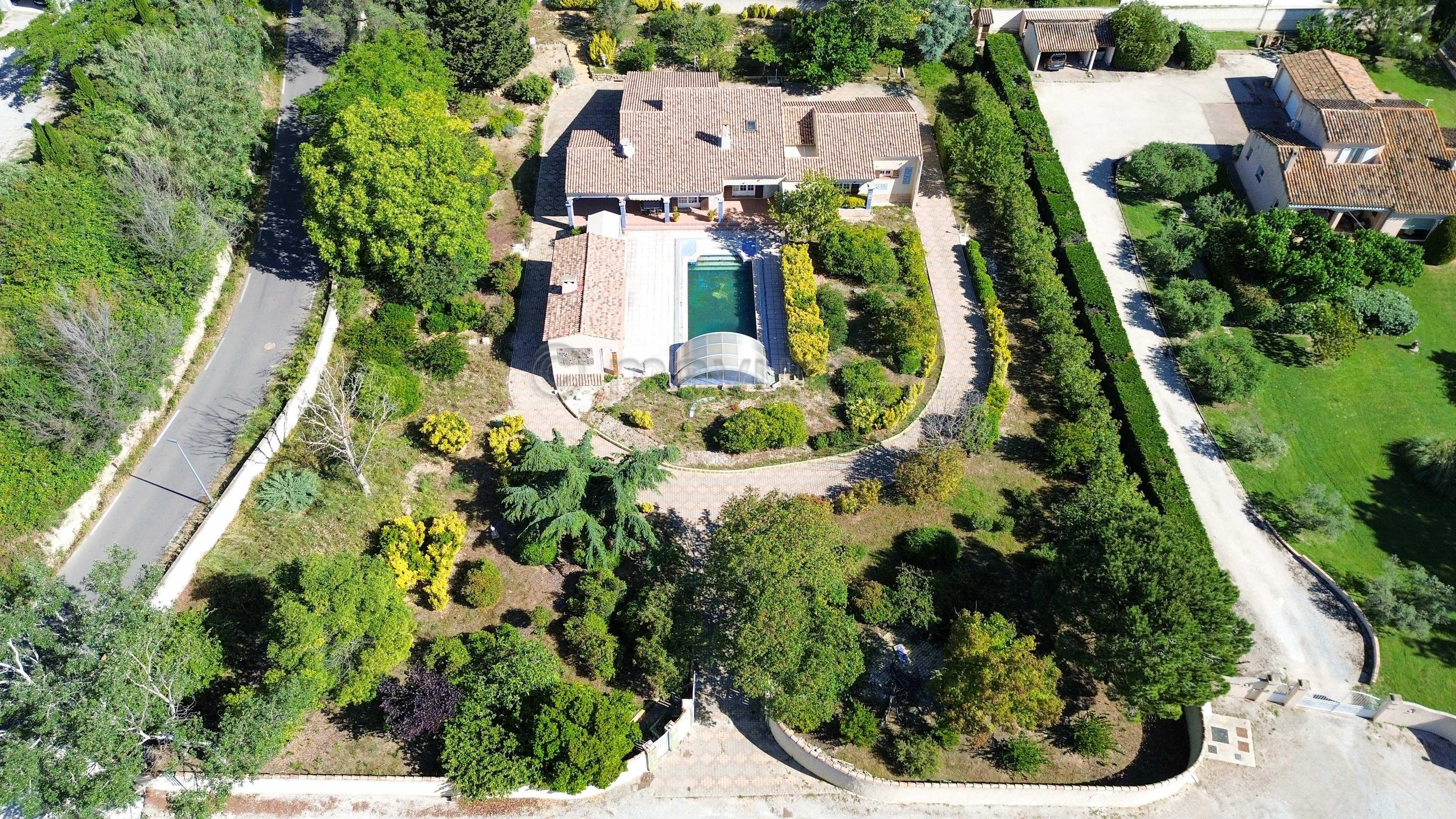 Maison T4 individuelle de plain pied - piscine -garages - 4000m2 de terrain - Istres n°9