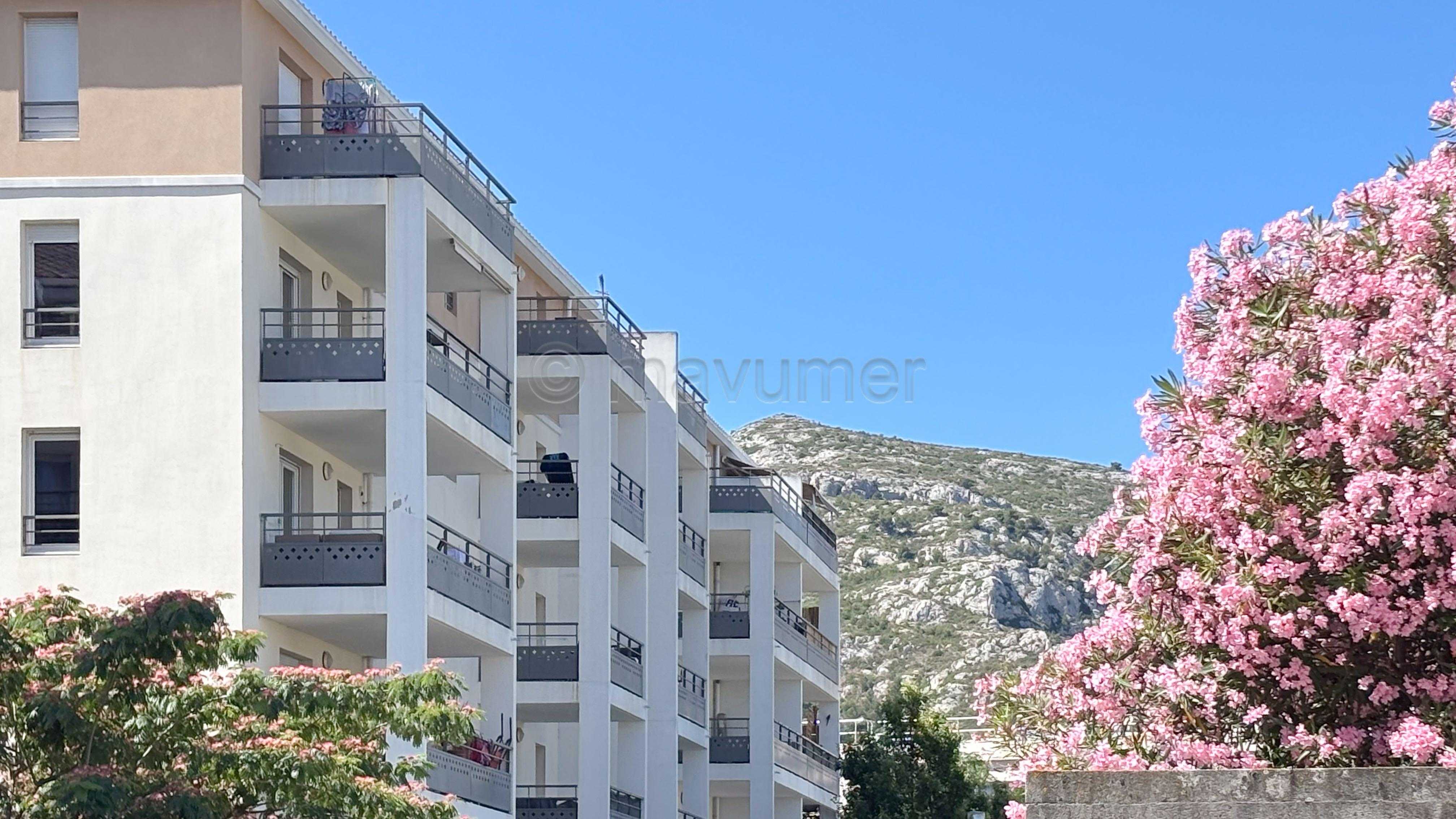 Appartement T3 - dernier étage - terrasse 16m2 - double box - 13009 Marseille n°2