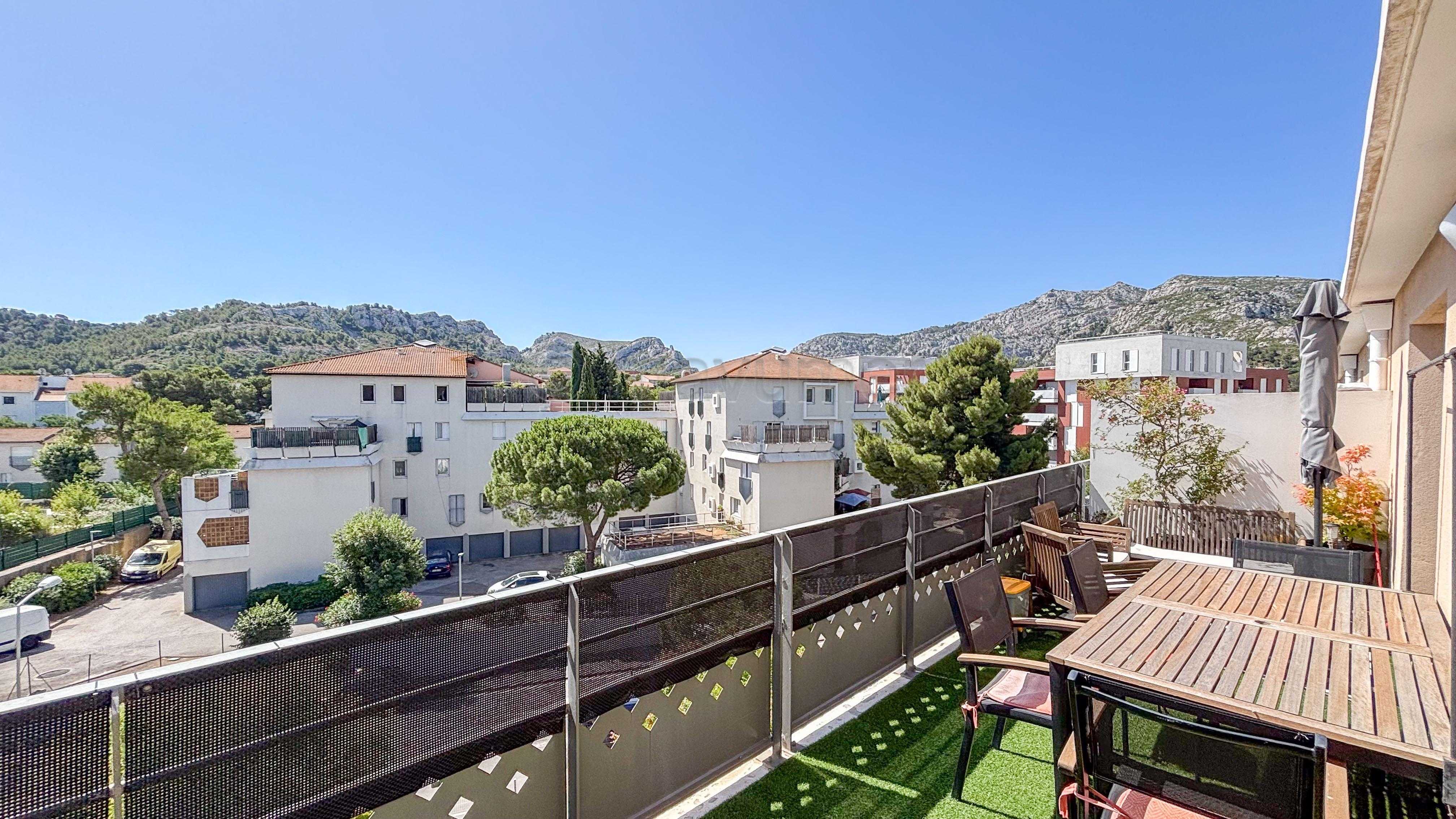 Appartement T3 - dernier étage - terrasse 16m2 - double box - 13009 Marseille n°3