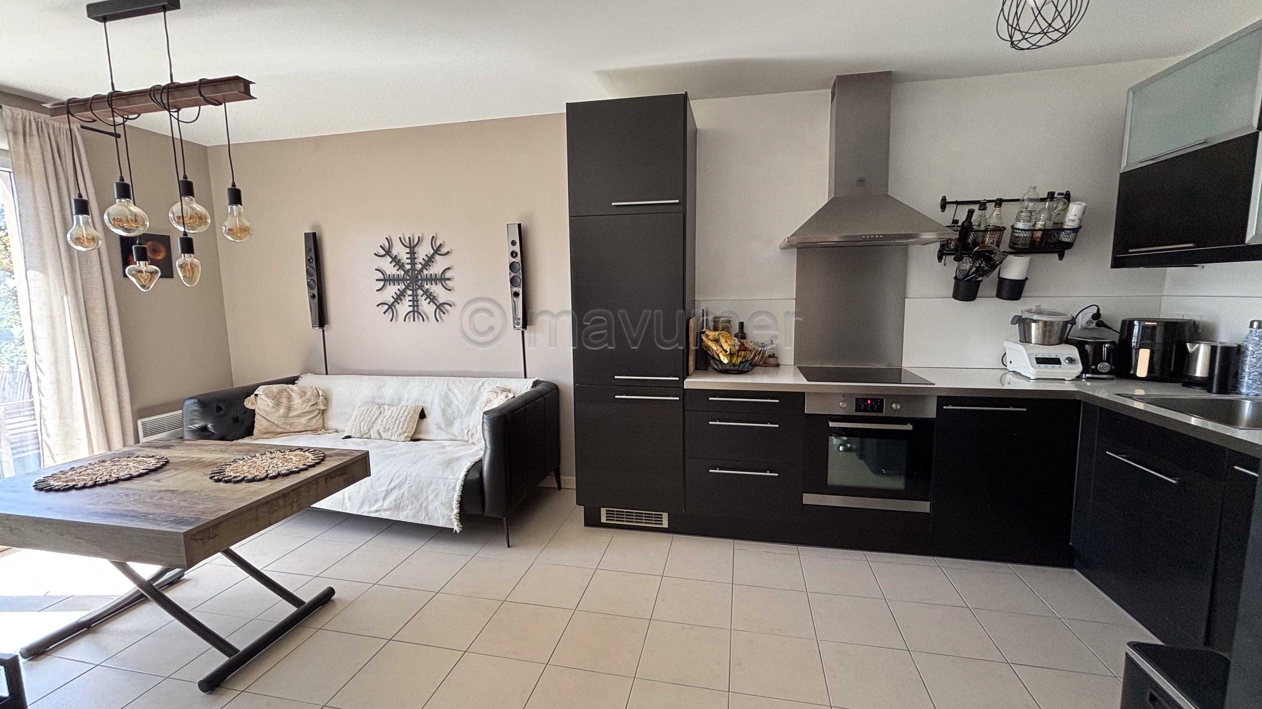 Appartement T3 - dernier étage - terrasse 16m2 - double box - 13009 Marseille n°4