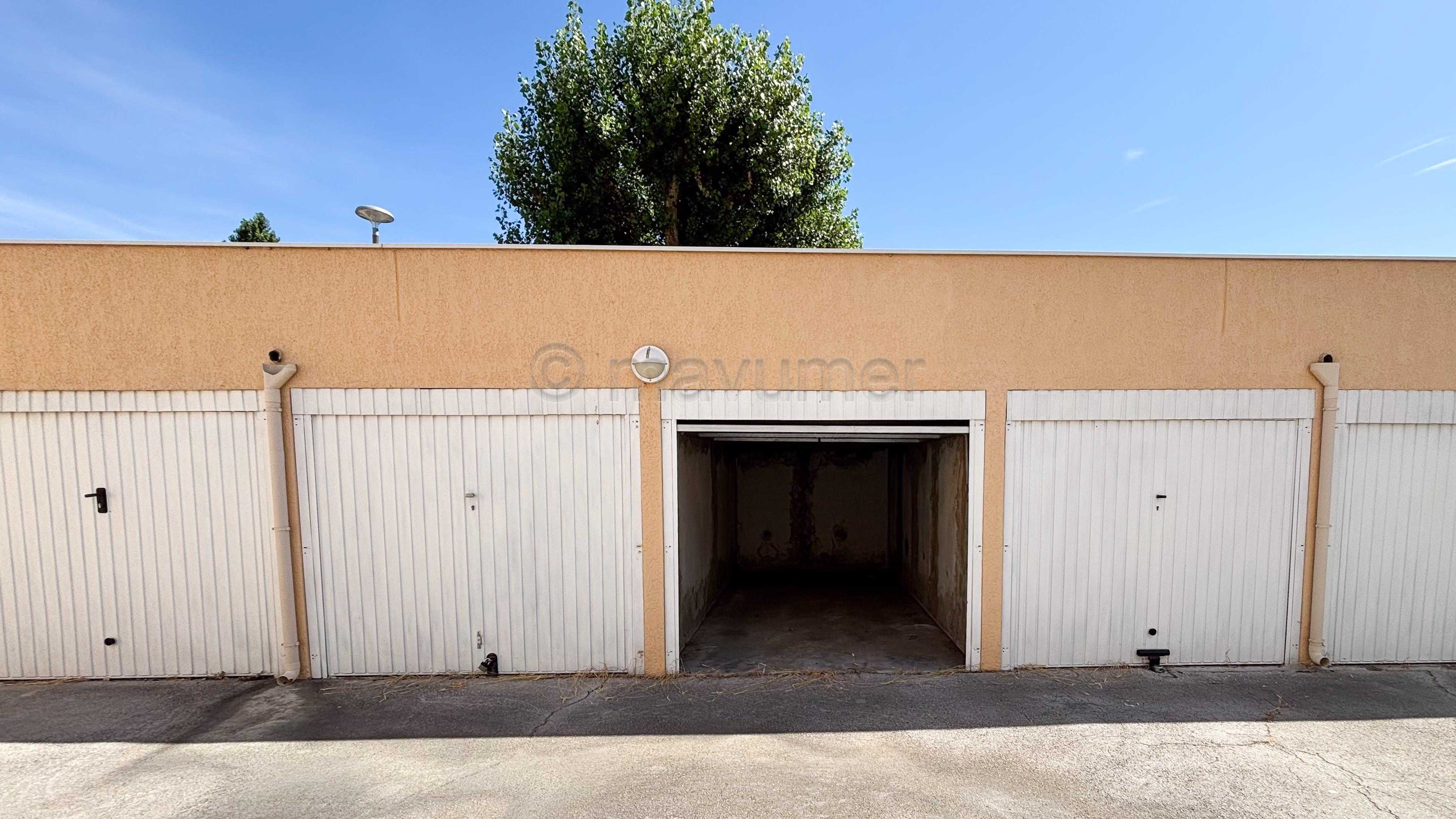 Lumineux T3 avec terrasse de 12m² , garage, vue dégagée, 13011 Marseille n°4