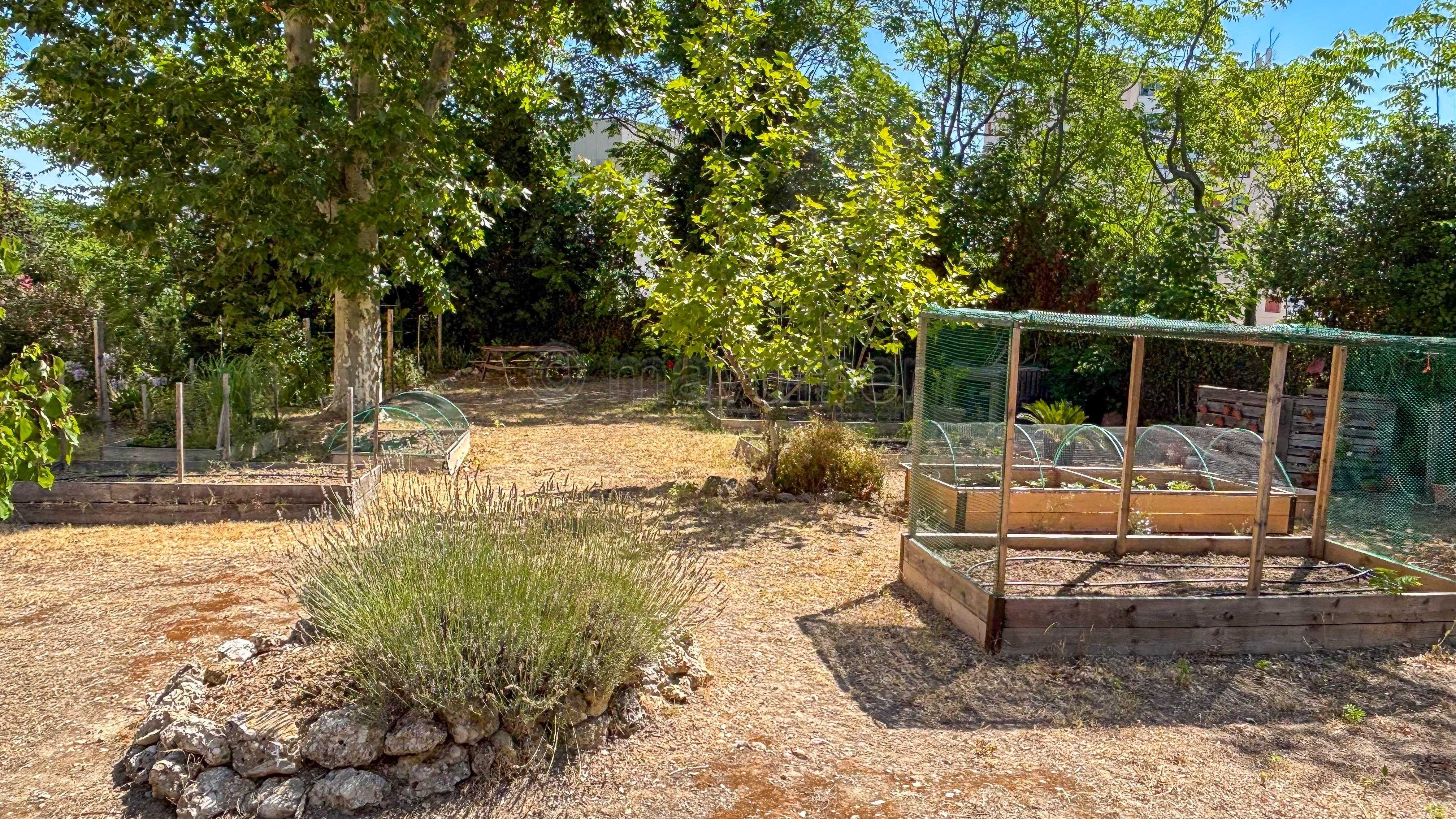 Lumineux T3 avec terrasse de 12m² , garage, vue dégagée, 13011 Marseille n°6