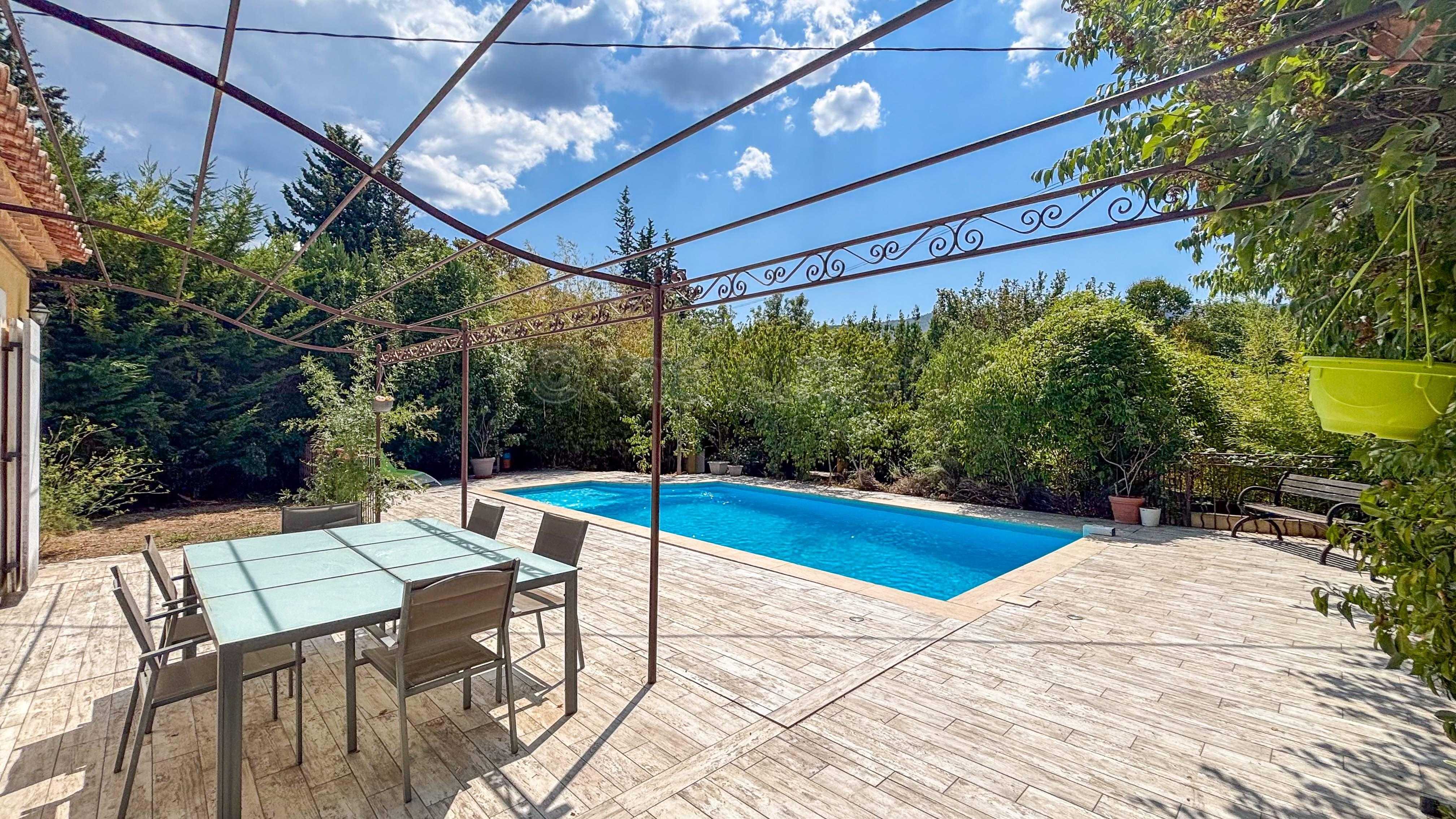Maison individuelle T5 de 155m² - plain pied - piscine - 83640 Saint Zacharie n°4
